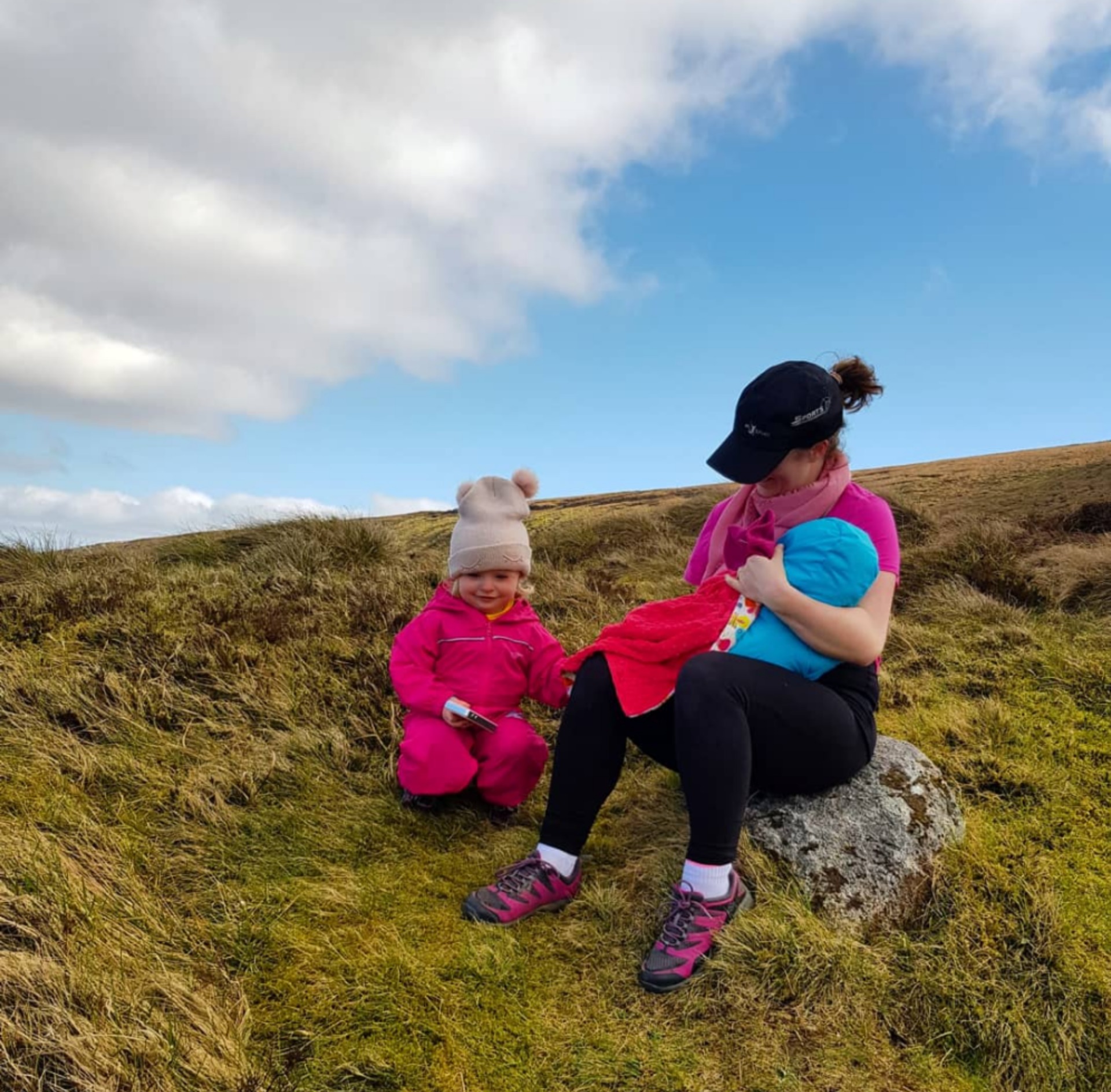 How to Breastfeed While Hiking in the Winter - Hailey Outside